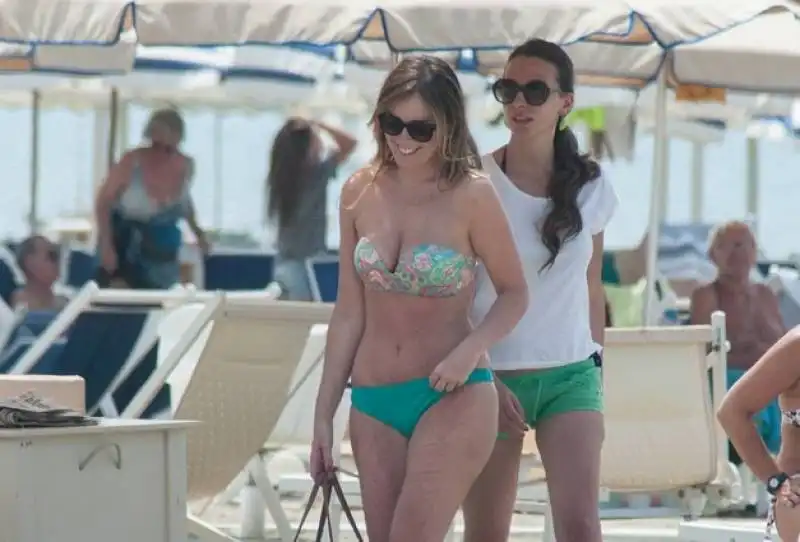 maria elena boschi al mare con la famiglia  7