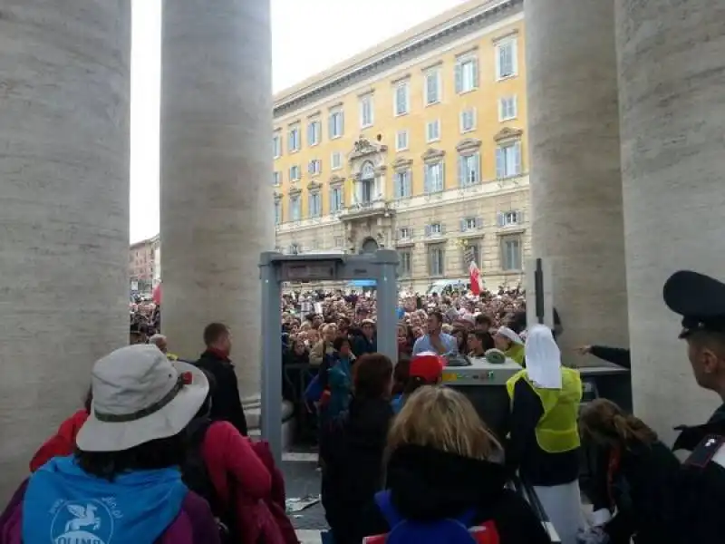 METAL DETECTOR IN VATICANO