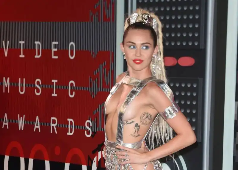 miley cyrus  mtv vma 2015  1