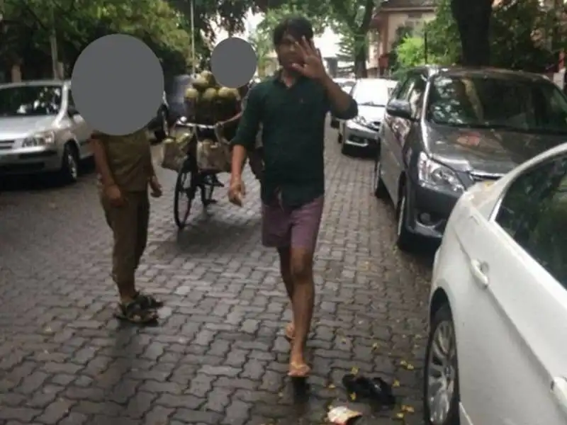 MUMBAI - UN RAGAZZO SI MASTURBA DAVANTI A UNA TURISTA AMERICANA