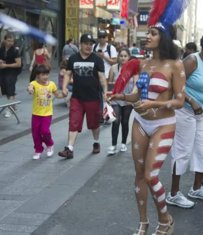 nude a times square  15