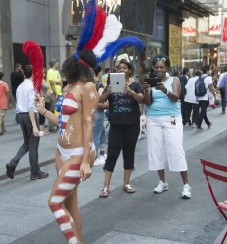 nude a times square  16