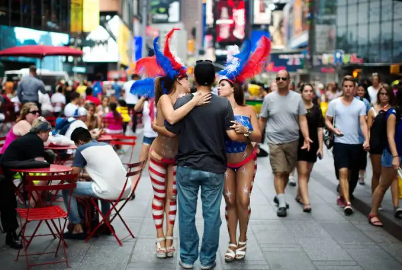 paola pena e mey ovalles a time square