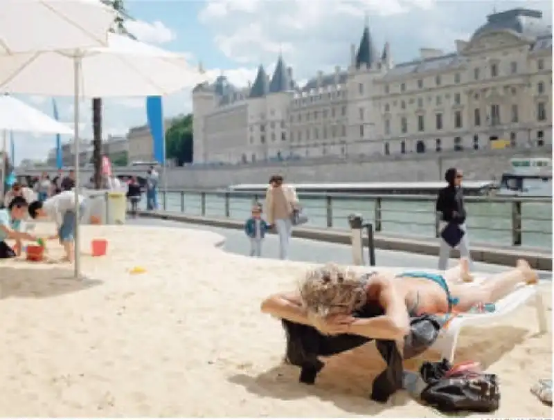 PARIGI - SPIAGGIA SULLA SENNA