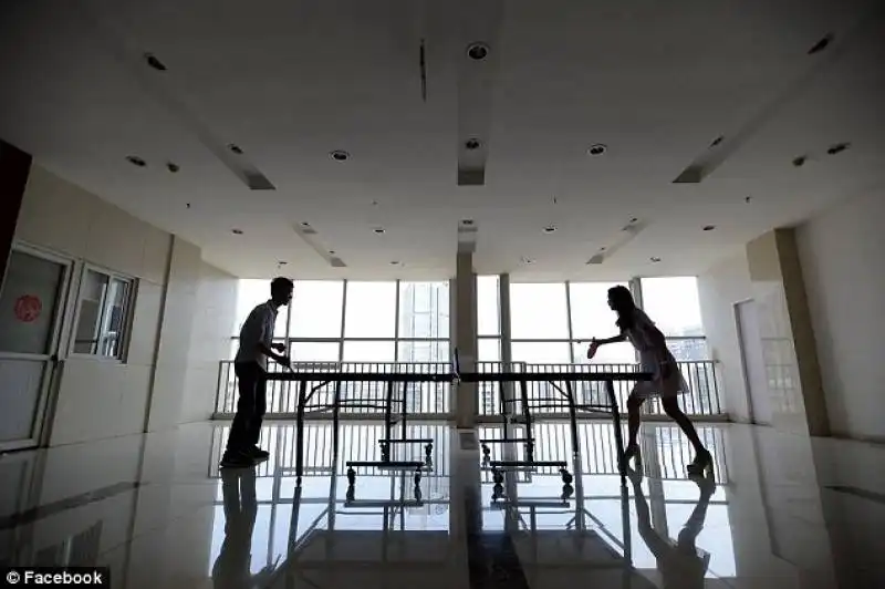 pausa ping pong   una ragazza gioca con un dipendente