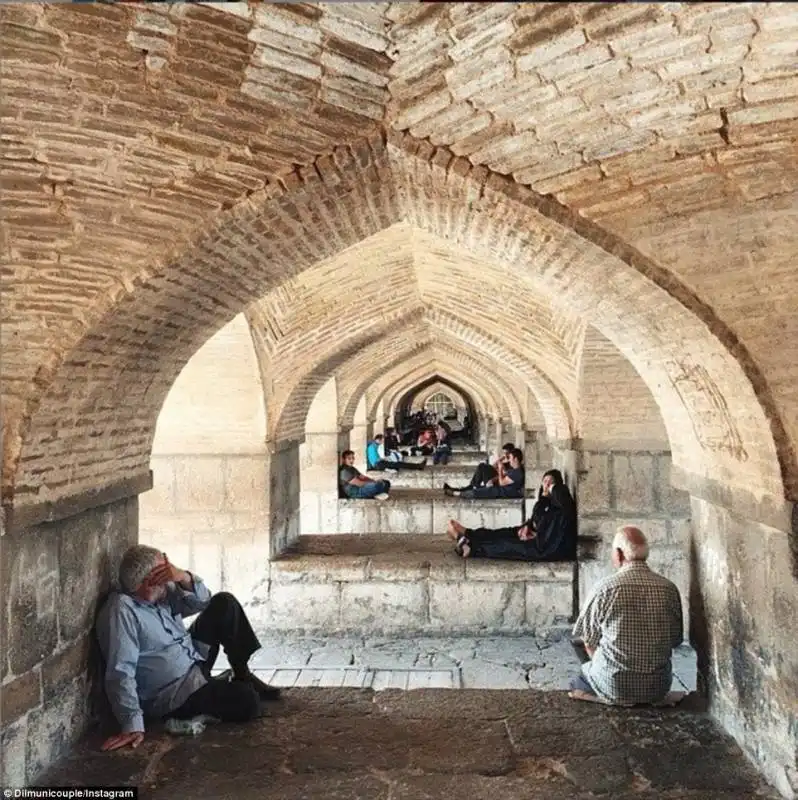 persone in cerca di refrigerio sotto il ponte khajou