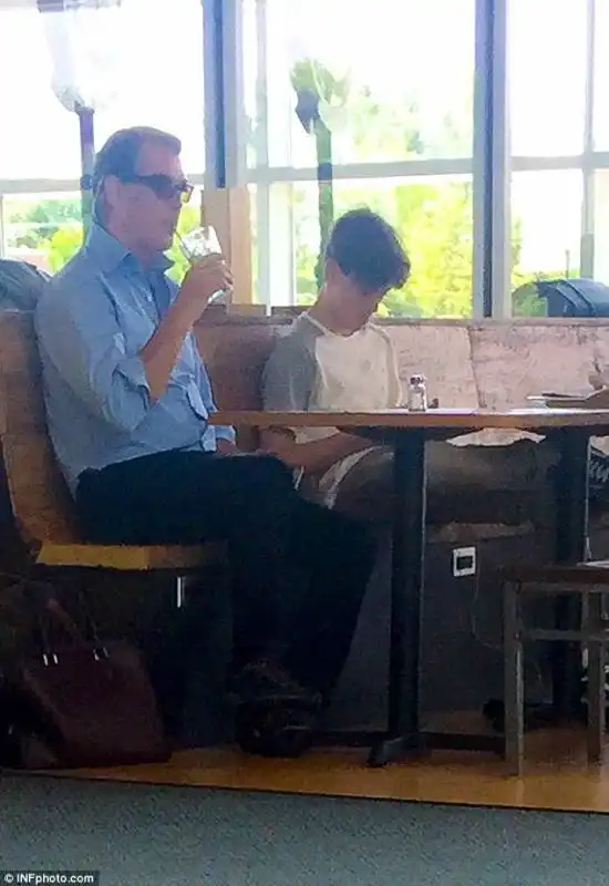 pierce brosnan fermato all aeroporto con un coltello da caccia