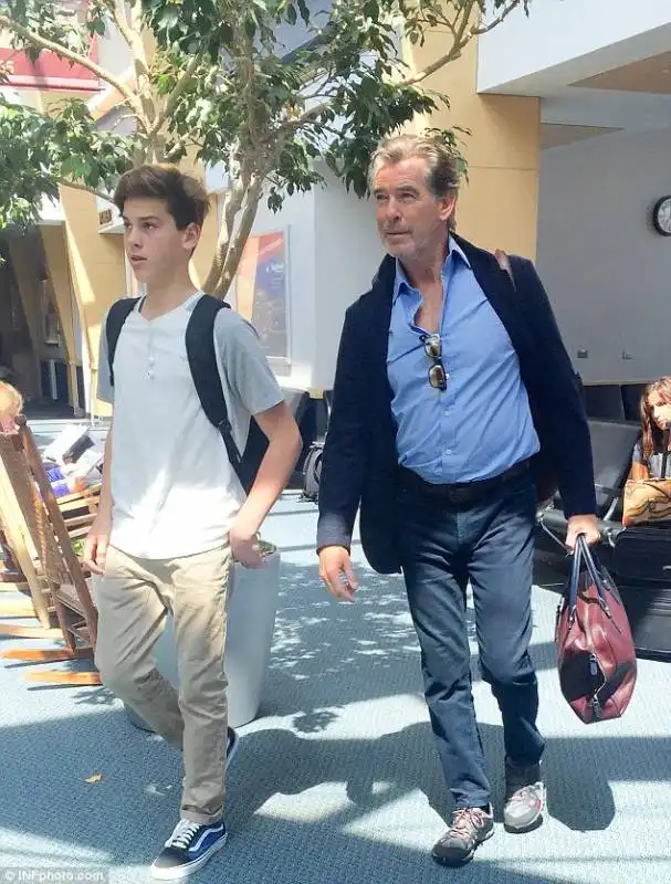 pierce brosnan fermato all aeroporto con un coltello da caccia 7