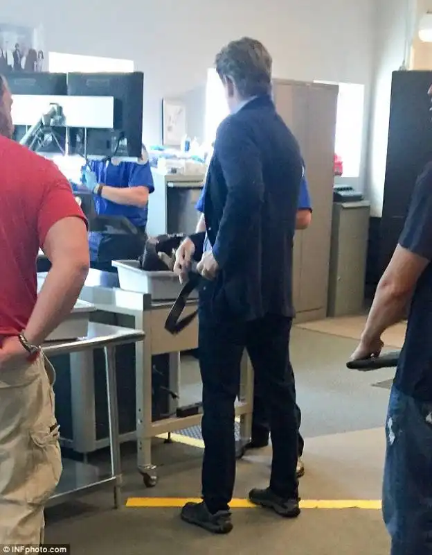 pierce brosnan fermato all aeroporto con un coltello da caccia 8