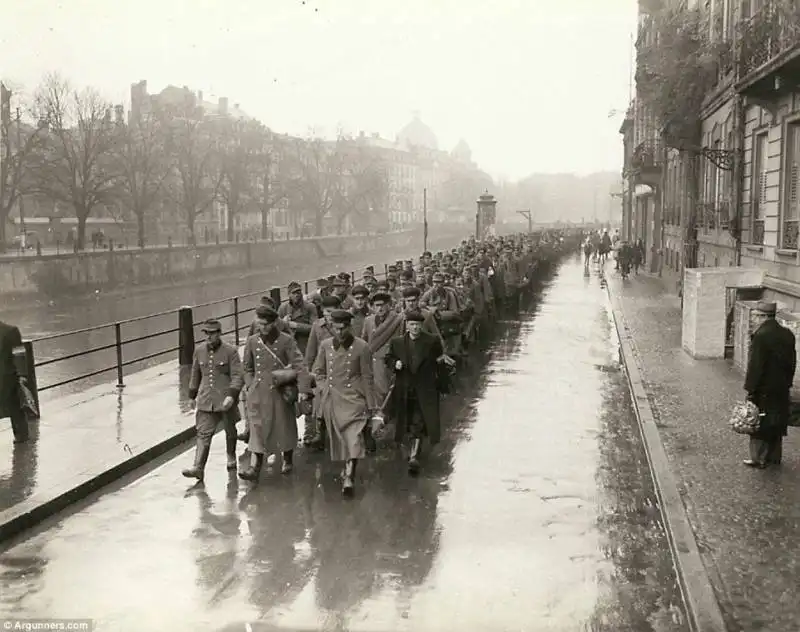 prigionieri esercito tedesco e gestapo in marcia a strasburgo