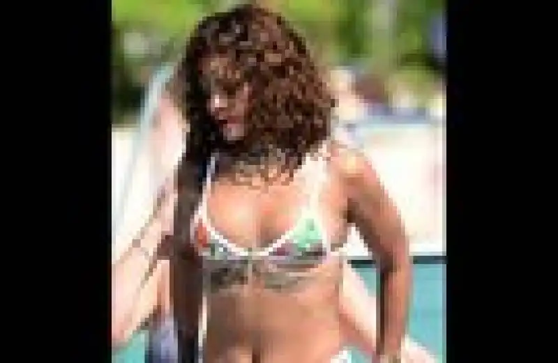 rihanna in vacanza alle barbados  12