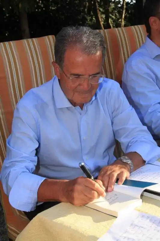 romano prodi a capalbio firma il libro