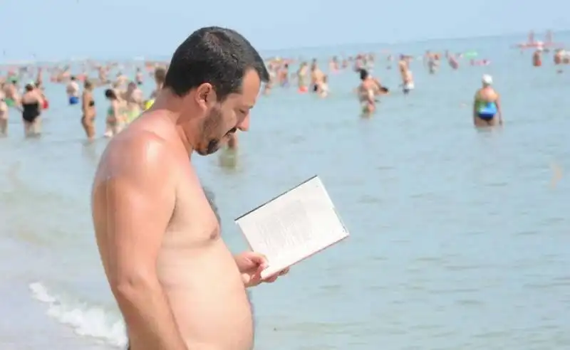 salvini al mare sulla spiaggia del papeete beach  2