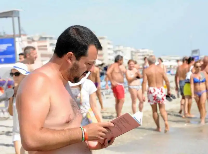 salvini al mare sulla spiaggia del papeete beach  3