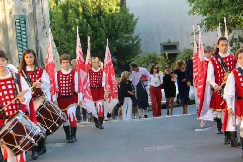 sbandieratori portano i vincitori al centro storico