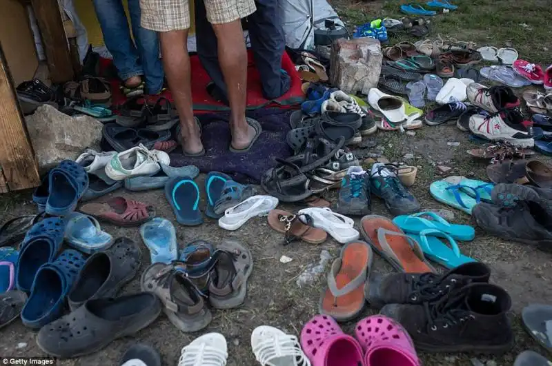 scarpe sulla soglia della chiesa