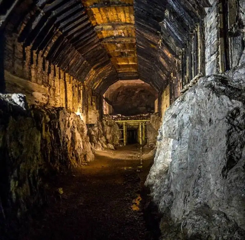 tunnel nelle montagne polacche con treno nazista