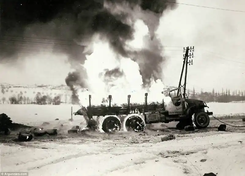 un camion francese per il trasporto carburante in fiamme