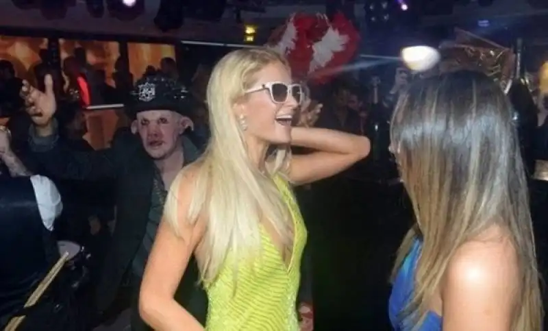 un maiale fotobomba paris hilton