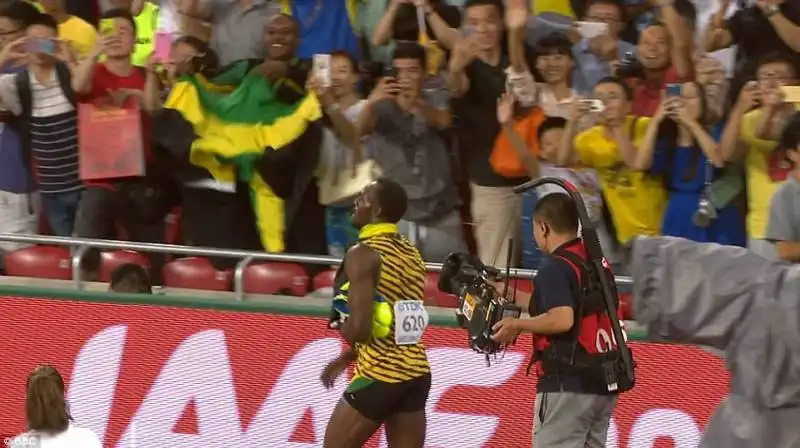 usain bolt travolto da un cameraman sul segway  4