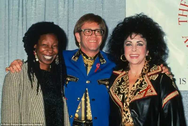 whoopi goldberg elton john e liz taylor   1992