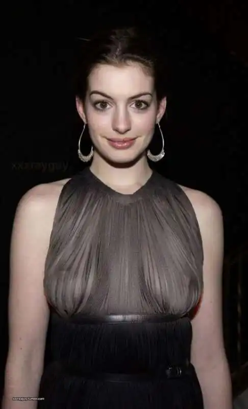 Anne Hathaway senza reggiseno