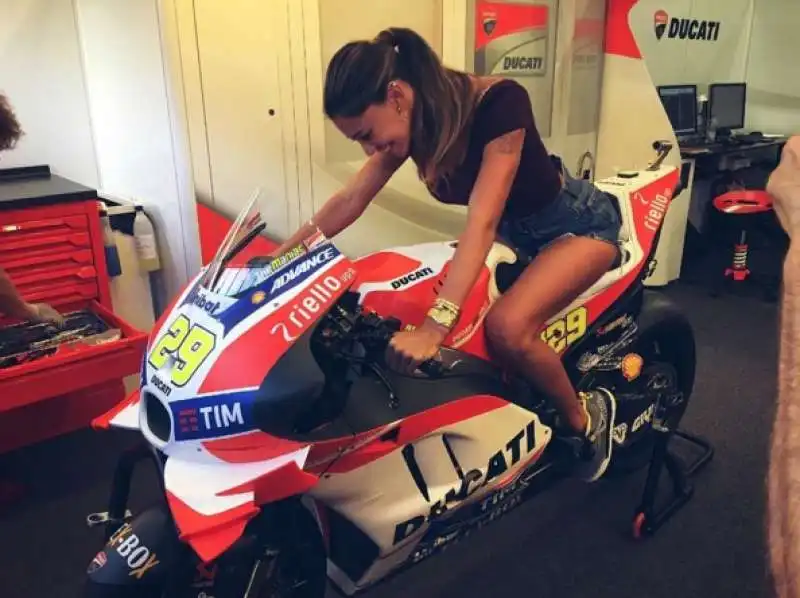 belen rodriguez al gp d austria con iannone ducati