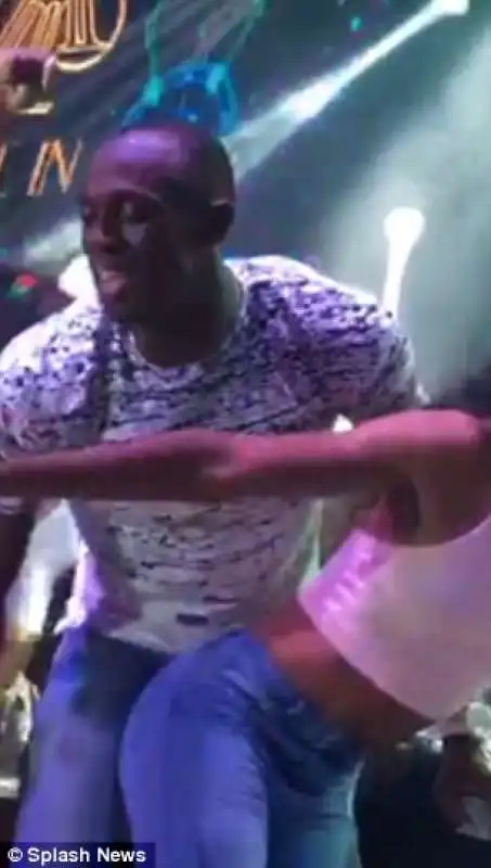 bolt twerka in discoteca