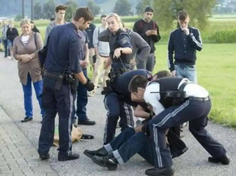 coltellate sul treno in austria aggressore arrestato