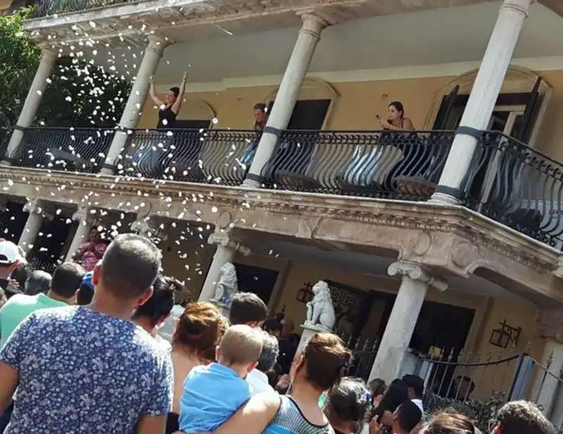 FERRARI  E FIORI AL FUNERALE CASAMONICA