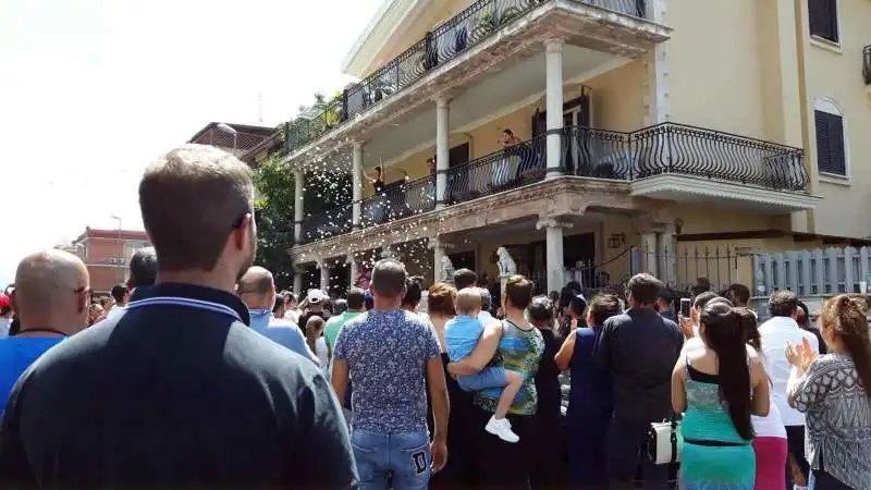 FERRARI   E FIORI AL FUNERALE CASAMONICA