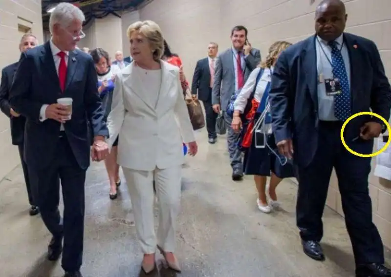 IL BODYGUARD DI HILLARY CLINTON TIENE UNA PENNA DI DIAZEPAM?