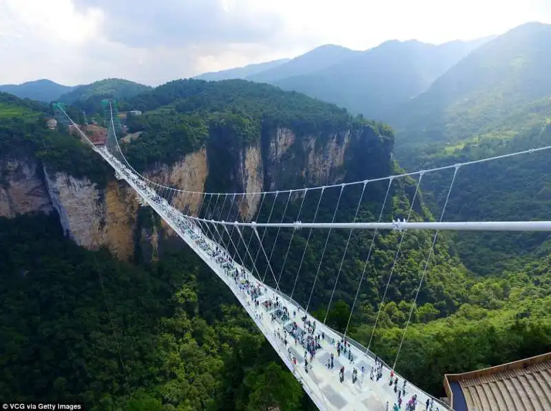 il ponte cinese unisce i monti dello  zhangjiajie