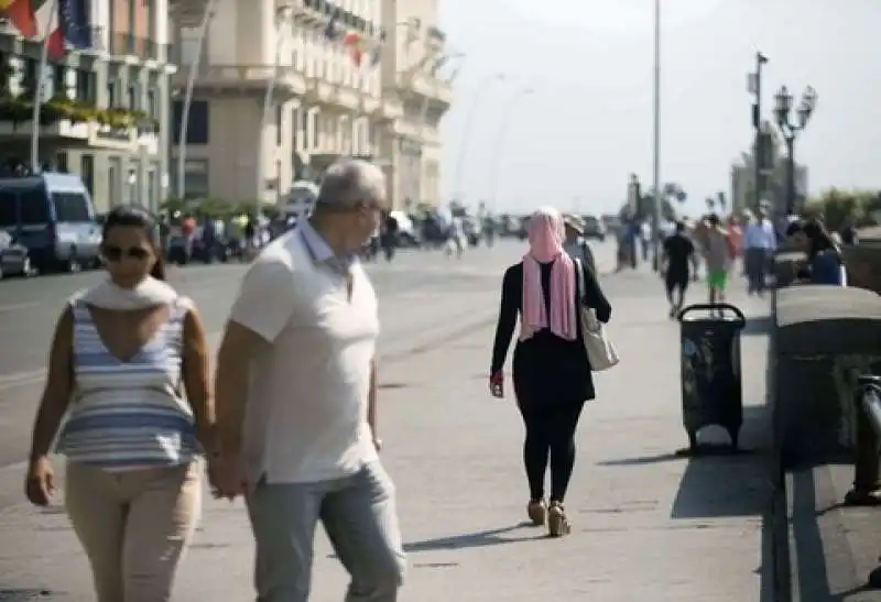 in burkini  sul  lungomare  di napoli