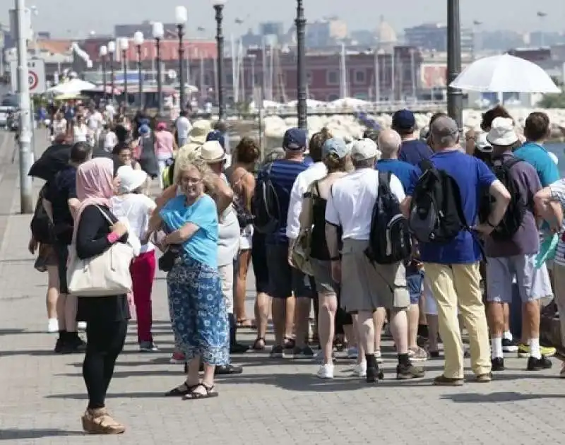 in burkini  sul lungomare  di napoli