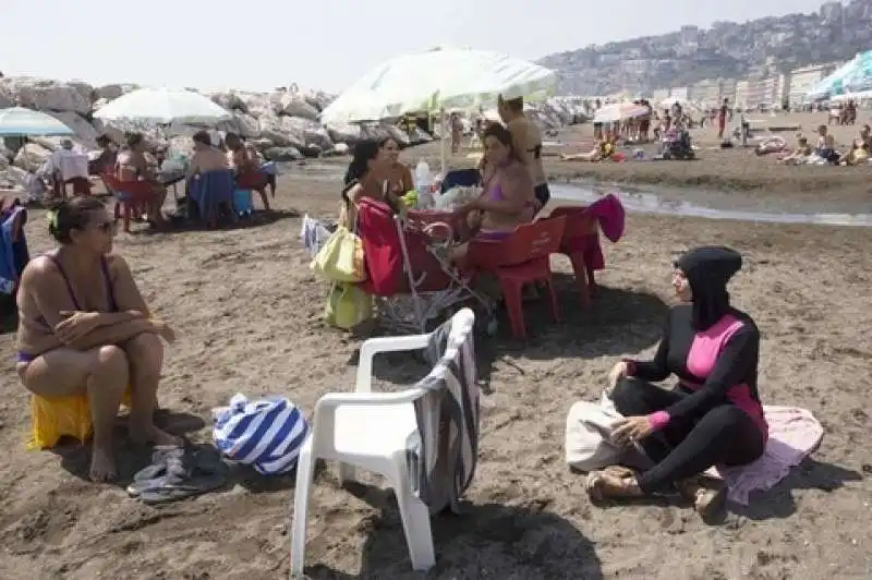 in burkini   sulle   spiagge di napoli