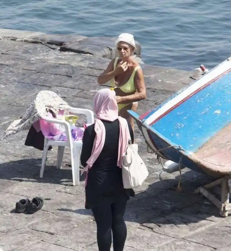 in burkini  sulle spiagge   di napoli