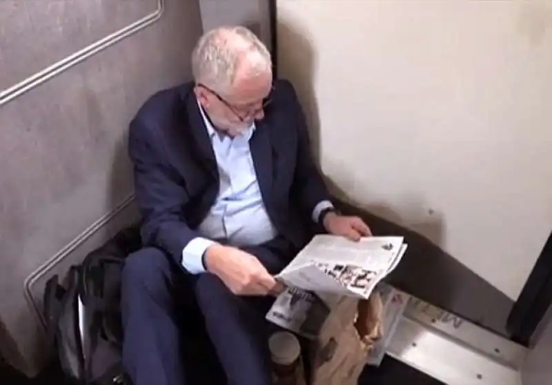 jeremy corbyn seduto per terra sul treno virgin