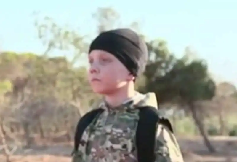 jihadisti bambini nei video propaganda isis  8