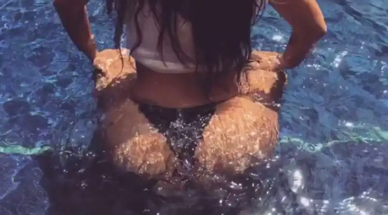 kim kardashian twerka in piscina 