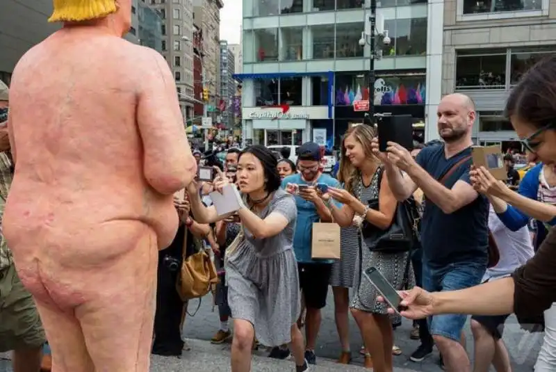 la statua di donal trump a new york union square  10