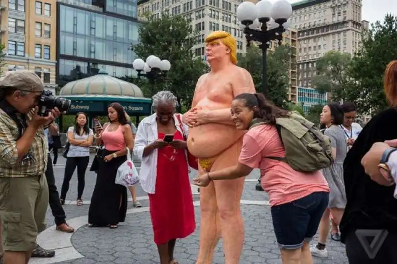 la statua di donal trump a new york union square  4