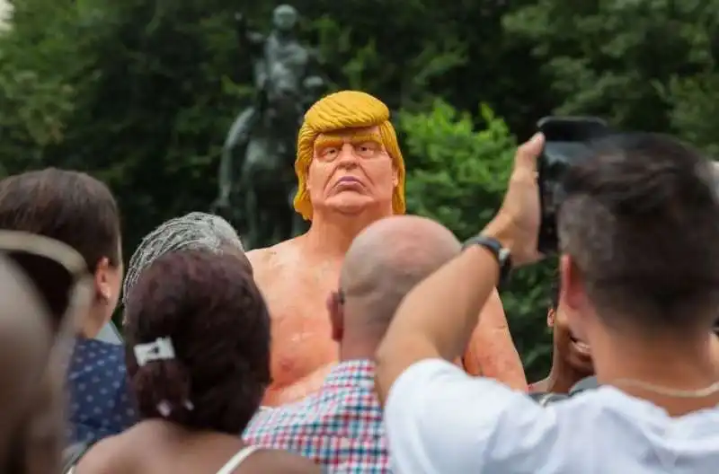 la statua di donal trump a new york union square  7