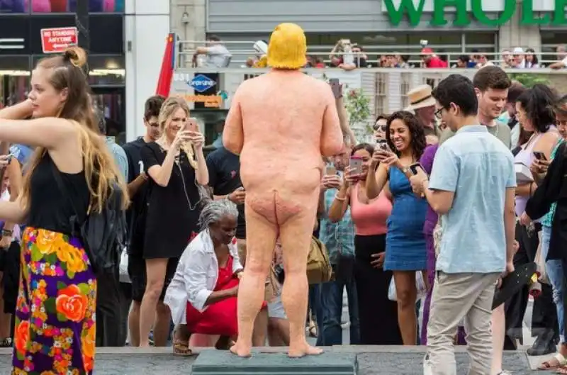 la statua di donal trump a new york union square  8