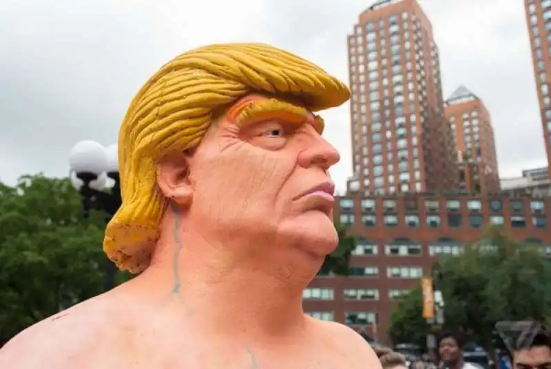 la statua di donal trump a new york union square  9