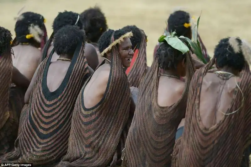 le donne dani indossano fibre di orchidea