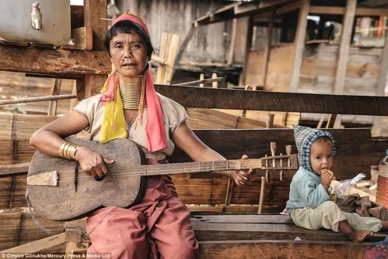  le kayan suonano una chitarra a tre corde