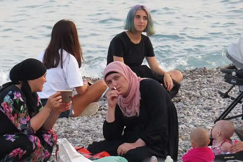 le musulmane tornano in spiaggia a nizza