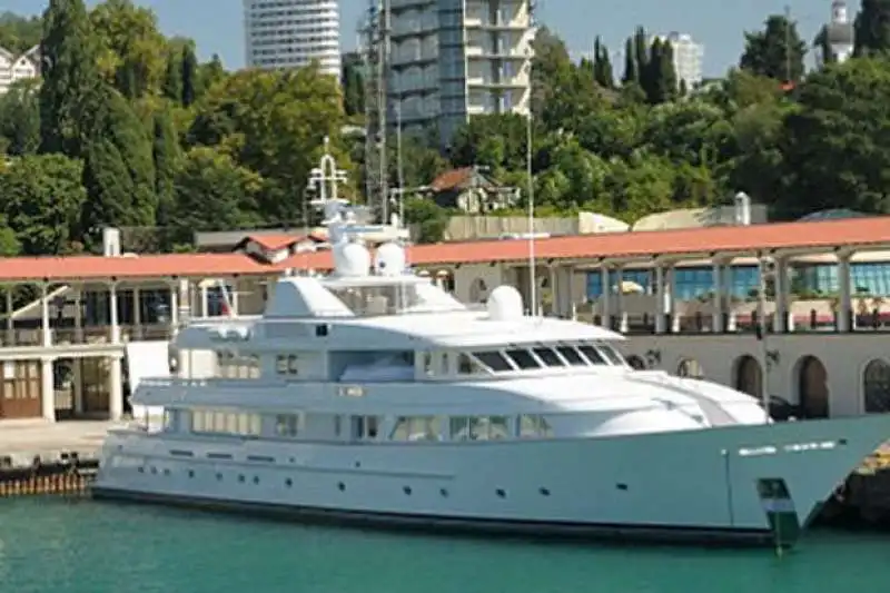 lo yacht che abramovich ha regalato a putin