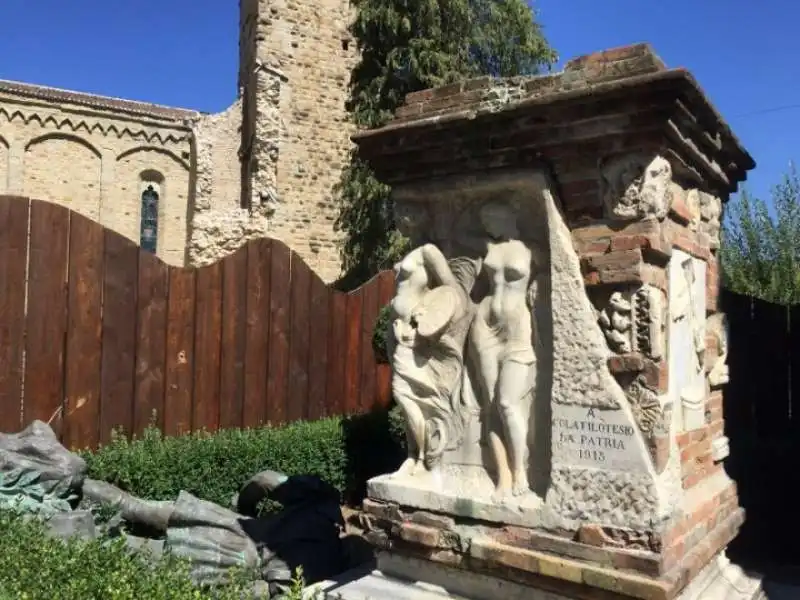 Monumento di Cola dell Amatrice distrutto